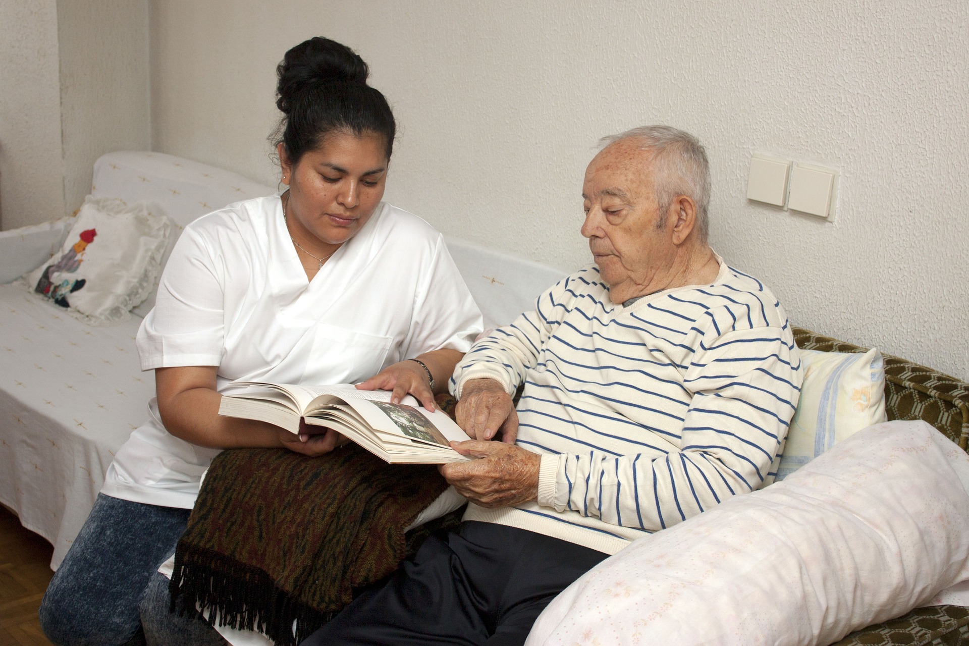 4 atitudes fundamentais na atuao do cuidador de idosos