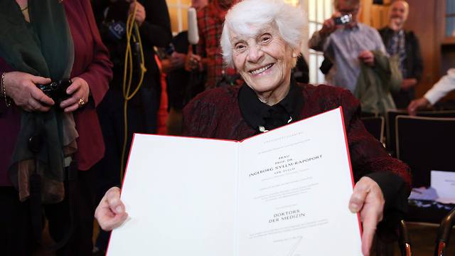 Mulher de 102 anos  a pessoa mais velha do mundo a receber doutorado